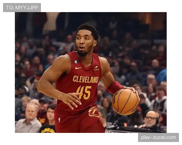 骑士米切尔关键时刻遭遇包夹，分球外线斯特鲁斯命中大心脏三分